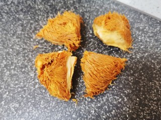 8、茶树菇炖鸡汤,猴头菇一分为四挤干水份