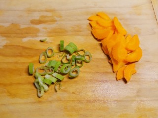 3、酸菜魔芋,胡萝卜切片 葱切圈