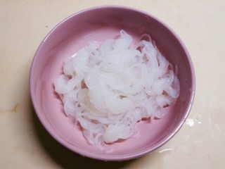 4、酸菜魔芋,魔芋丝从盒子里取出  清洗干净