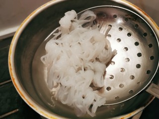 5、酸菜魔芋,放入开水中汆烫捞出