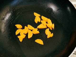 6、酸菜魔芋,起油锅 油热后放入胡萝卜片翻炒