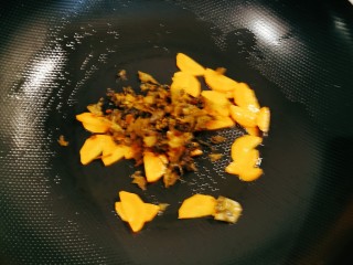 7、酸菜魔芋,放入酸菜翻炒