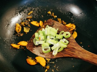 8、酸菜魔芋,放入葱花增加香气。