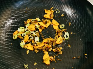 9、酸菜魔芋,翻炒均匀 添加适量清水