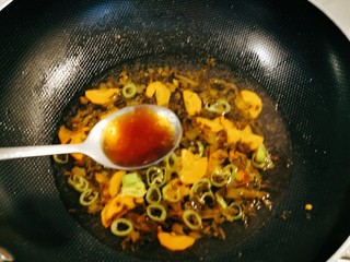 10、酸菜魔芋,放入生抽