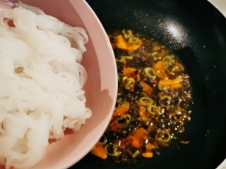 12、酸菜魔芋,放入魔芋丝