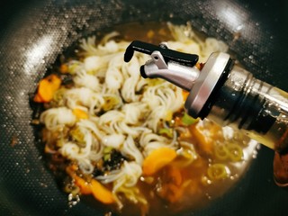 14、酸菜魔芋,淋入芝麻油