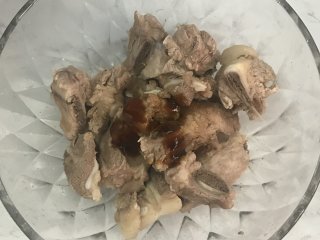 2、酸甜排骨,洗去血沫后放入大碗中，加入料酒、蚝油、生抽、胡椒粉.
