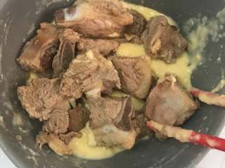 5、酸甜排骨,将腌制好的排骨放入碗中，用筷子搅拌一下，让排骨都挂上面糊。