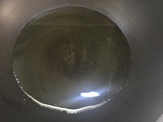 6、酸甜排骨,冷锅加油,待温度升高。