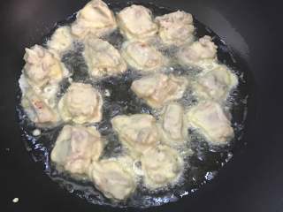 7、酸甜排骨,将排骨放入，中火炸至金黄色，捞出。