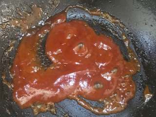 10、酸甜排骨,再加入白糖、醋、以及适量清水搅拌成浓稠状。