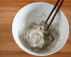 5、虾滑丝瓜鲜汤,把所有调料往一个方向搅上劲,把虾胶搅出来