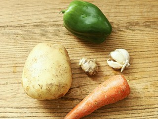 1、夏日小菜凉拌土豆丝,准备好材料。