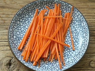 4、夏日小菜凉拌土豆丝,胡萝卜也切成丝。