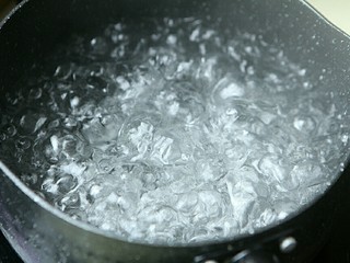 7、夏日小菜凉拌土豆丝,锅内烧开水。