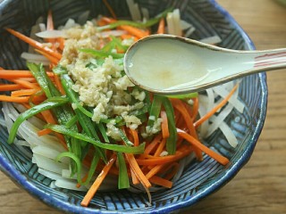 16、夏日小菜凉拌土豆丝,放入三匙醋。