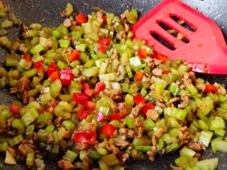 12、肉末芹菜,继续炒匀加少许红椒末即可关火！