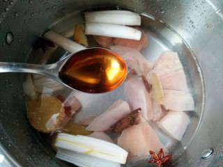 3、大煮干丝,锅中凉水，加入葱姜料酒，将鸡胸肉下锅。