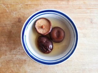 6、大煮干丝,冬菇泡发，洗净，攥干水。