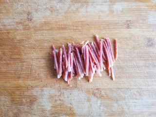 8、大煮干丝,火腿切细丝。
