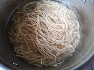 12、大煮干丝,将切好的千张（豆腐皮）丝入开水焯一下，去豆腥味。