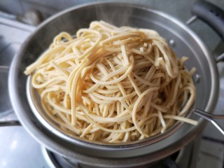 13、大煮干丝,然后沥水捞出过一下凉水。