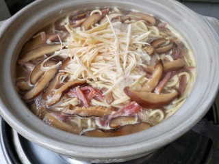 18、大煮干丝,加入鸡丝。