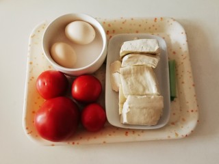 1、番茄豆腐汤,食材准备好。