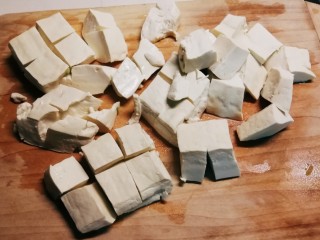 2、番茄豆腐汤,豆腐用开水煮2分钟，捞出切块。