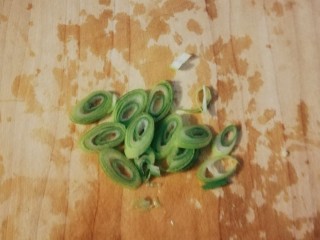 5、番茄豆腐汤,葱切片。