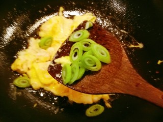 8、番茄豆腐汤,放入葱片增香。