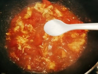 11、番茄豆腐汤,放入盐。