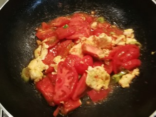 9、番茄豆腐汤,放入番茄块翻炒。