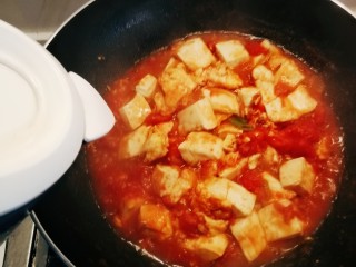 13、番茄豆腐汤,倒入适量清水。