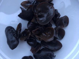 2、白玉菇豆腐汤,泡发后洗净捞出沥干水分。