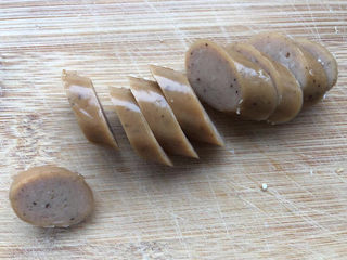 4、白玉菇豆腐汤,火腿肠切小段。