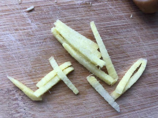 5、白玉菇豆腐汤,生姜切丝。