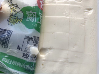6、白玉菇豆腐汤,豆腐打开包装用刀切割好。