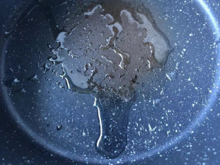 7、白玉菇豆腐汤,锅里倒入油。