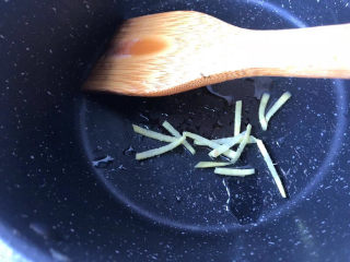 8、白玉菇豆腐汤,下入姜丝爆香。