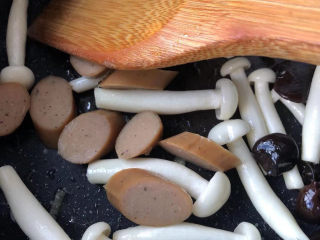11、白玉菇豆腐汤,下入火腿肠。