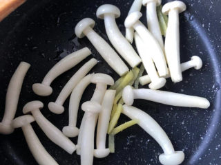 9、白玉菇豆腐汤,倒入白玉菇。