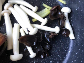 10、白玉菇豆腐汤,放入黑木耳。
