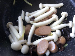 12、白玉菇豆腐汤,翻炒均匀。