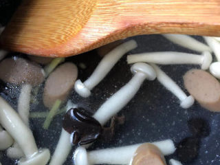 13、白玉菇豆腐汤,倒入开水。