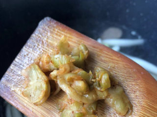 14、白玉菇豆腐汤,煮开后放入榨菜丝。