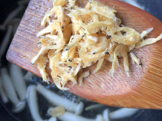 15、白玉菇豆腐汤,加入虾米。