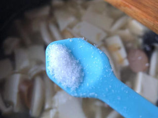 17、白玉菇豆腐汤,出锅前几分钟加入盐和胡椒粉调味。