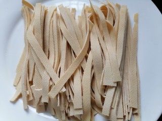 4、水煮千张,千张切成丝状